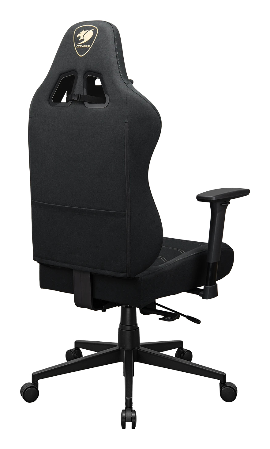 Silla gamer negra con logo dorado de puma en reposacabezas y reposabrazos.