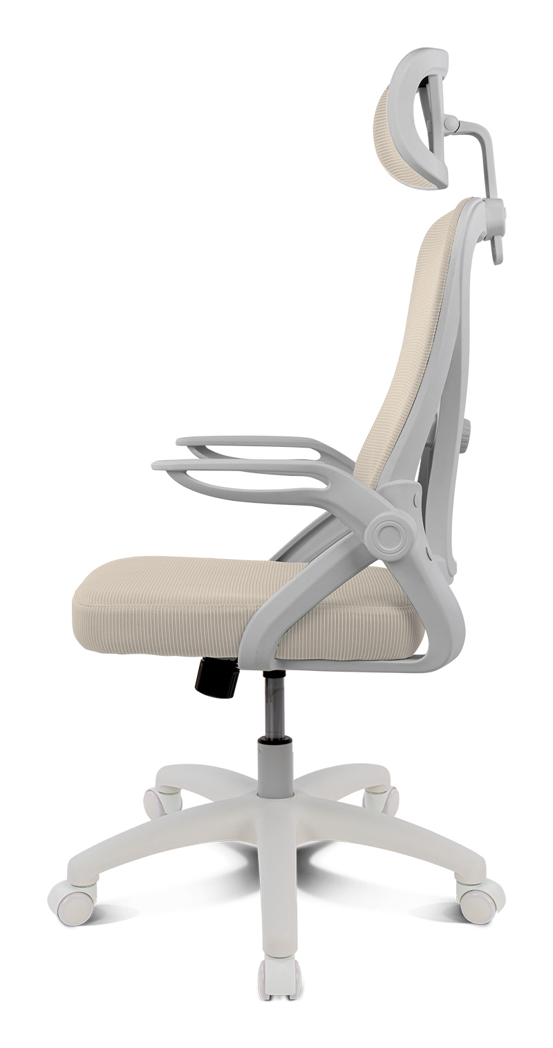 Una silla de oficina de color claro con respaldo de malla y reposacabezas.