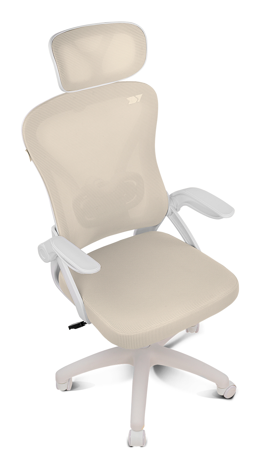 Una silla de oficina beige con respaldo de malla y reposacabezas sobre base blanca con ruedas.