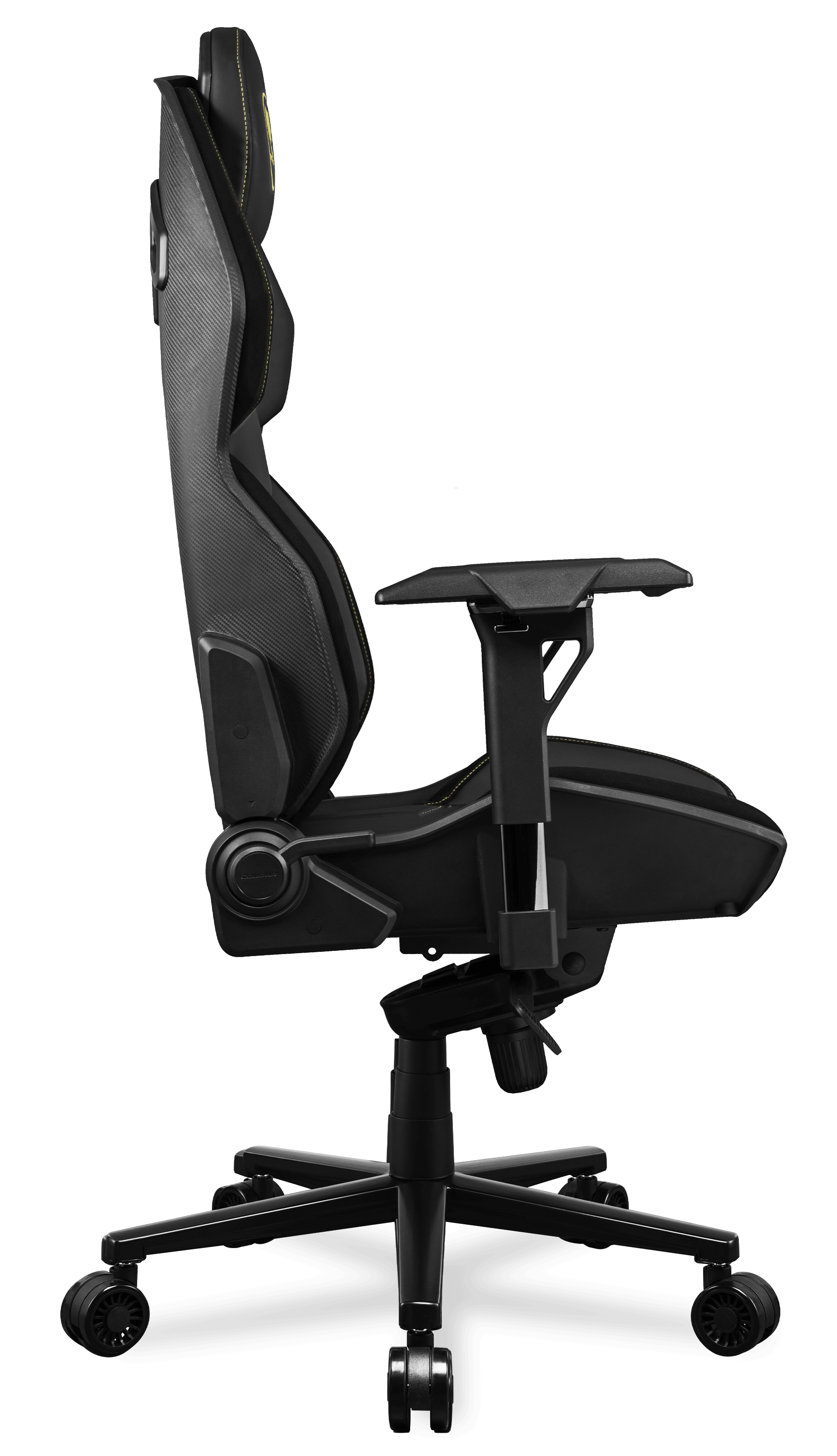 Ein schwarzer Gaming-Stuhl mit gelben Nähten und Carbon-Look-Akzenten auf weißem Hintergrund.