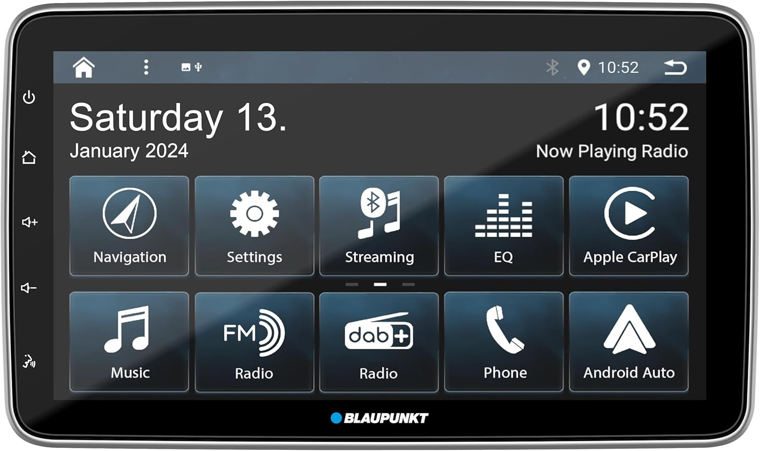 Ein Autoradio-Bildschirm zeigt Datum, Uhrzeit und App-Icons.