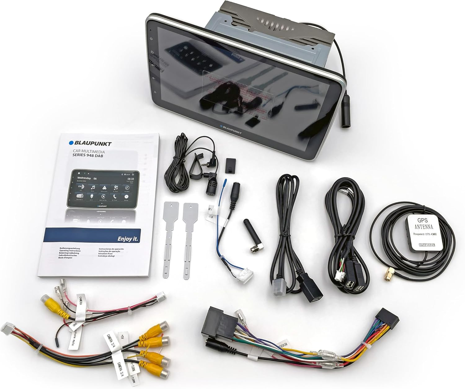 Blaupunkt Autoradio mit Zubehör: Bildschirm, Handbuch, Kabel, Mikrofone, GPS-Antenne.