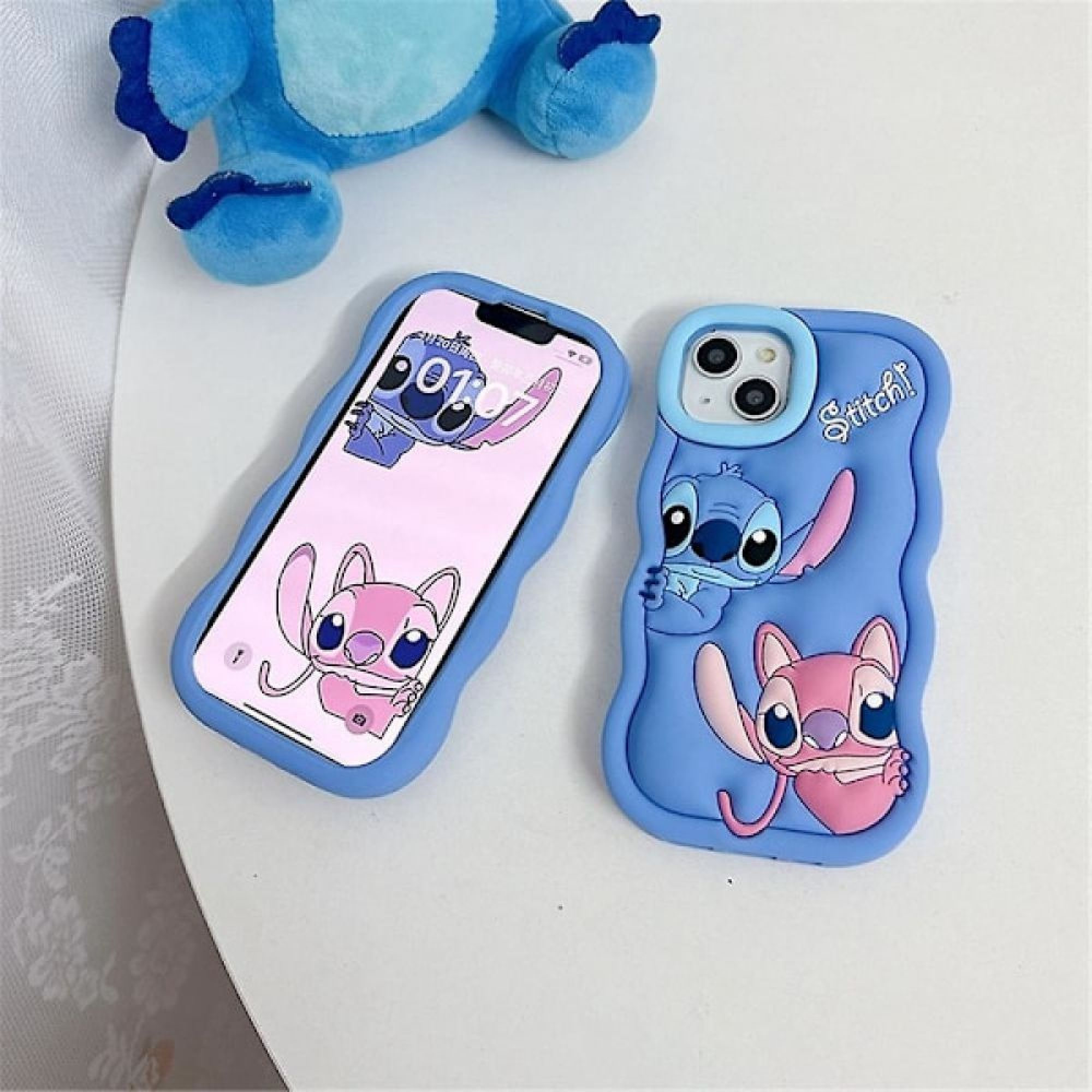 Blaue Handyhüllen mit Stitch und Angel-Motiven, ein Handy mit Stitch-Sperrbildschirm.