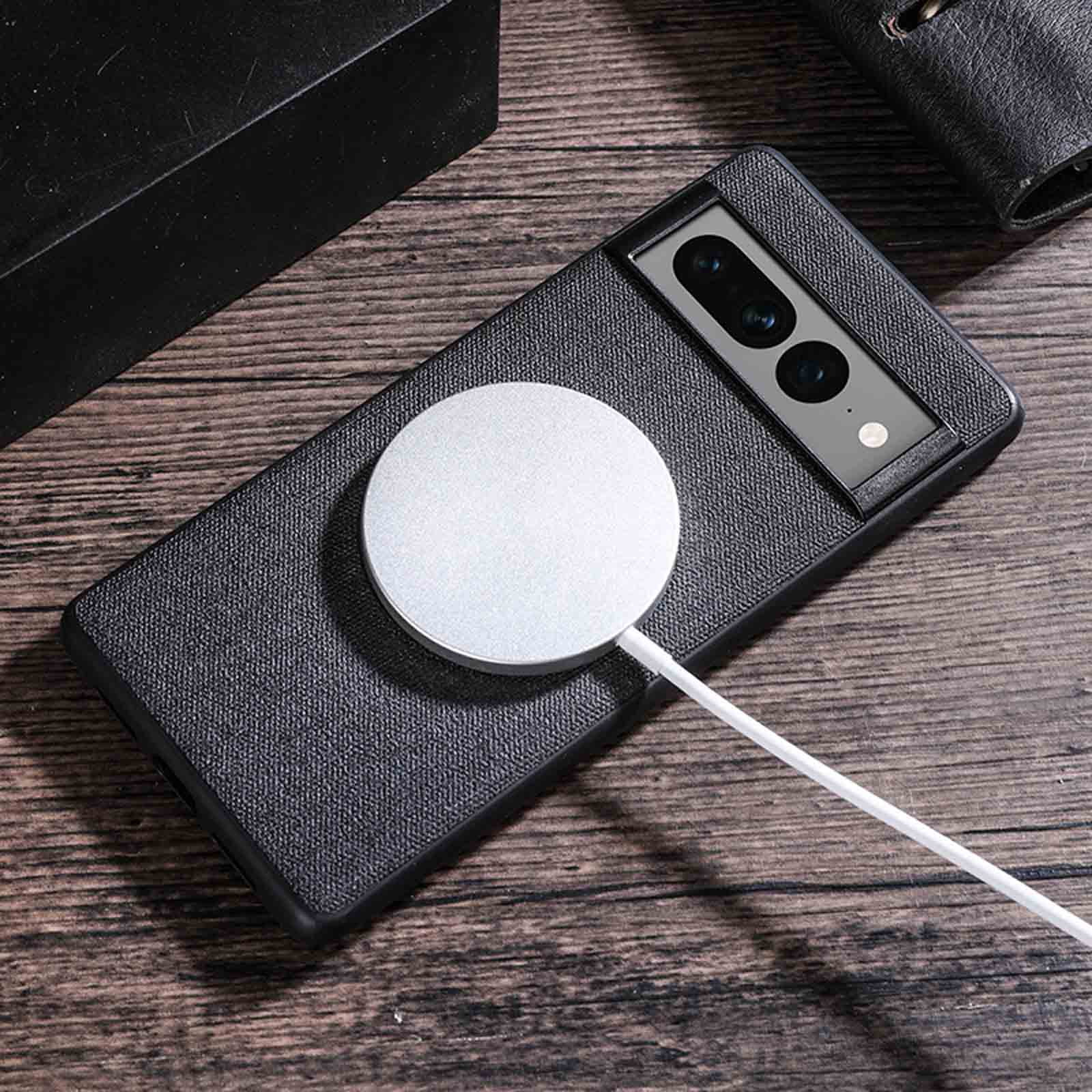 Ein Smartphone mit Kameras und Ladekreis auf Holzhintergrund.