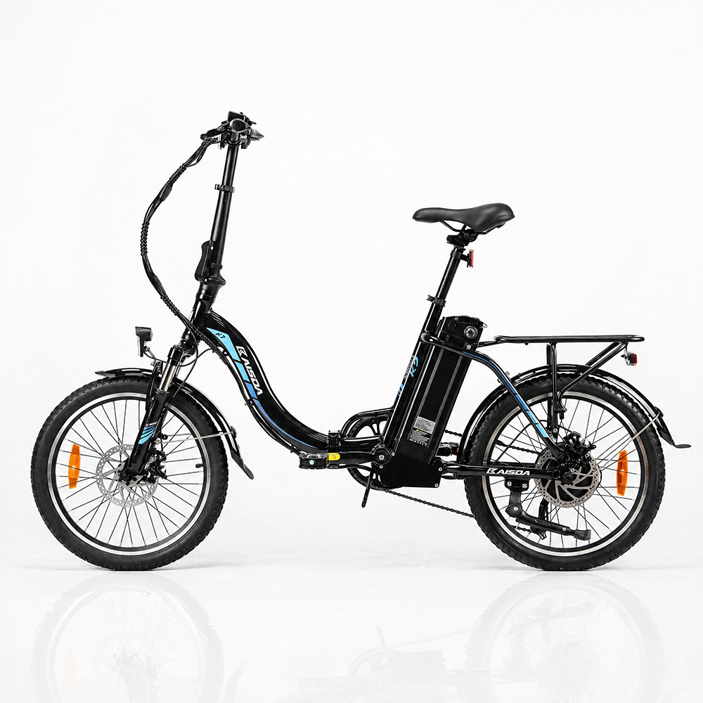 Schwarzes faltbares Elektrofahrrad mit blauen Akzenten, auf weißem Hintergrund.