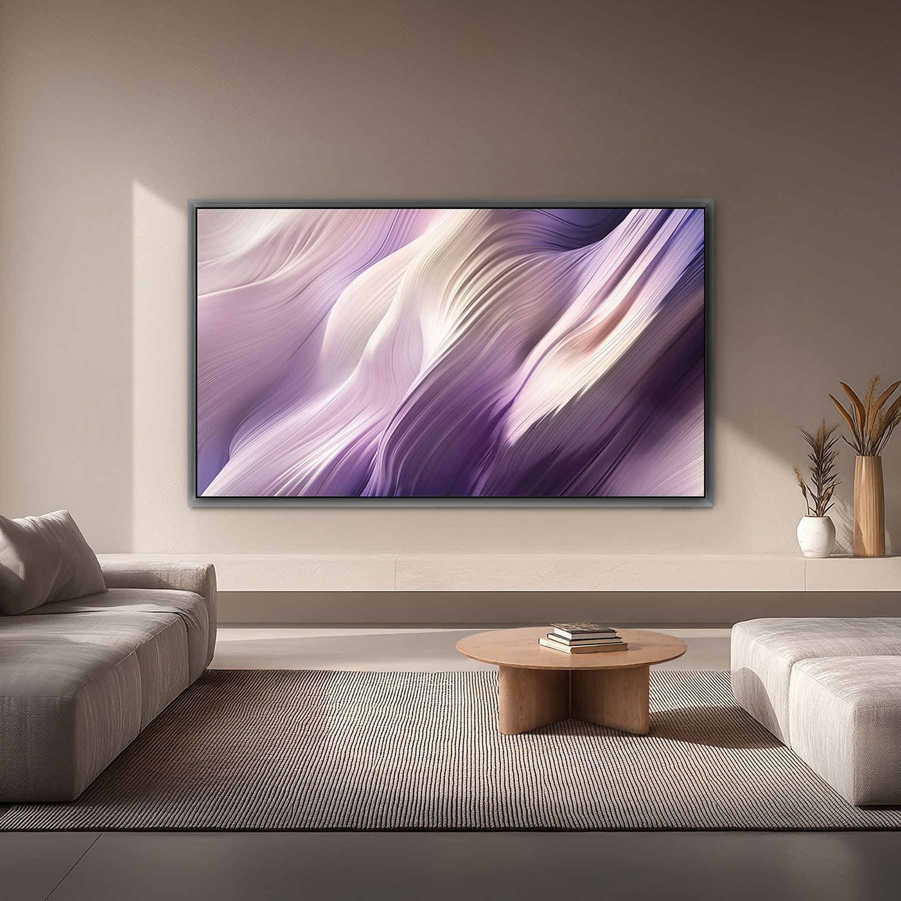Un soggiorno con divano, tavolino, tappeto e TV che mostra arte astratta viola.