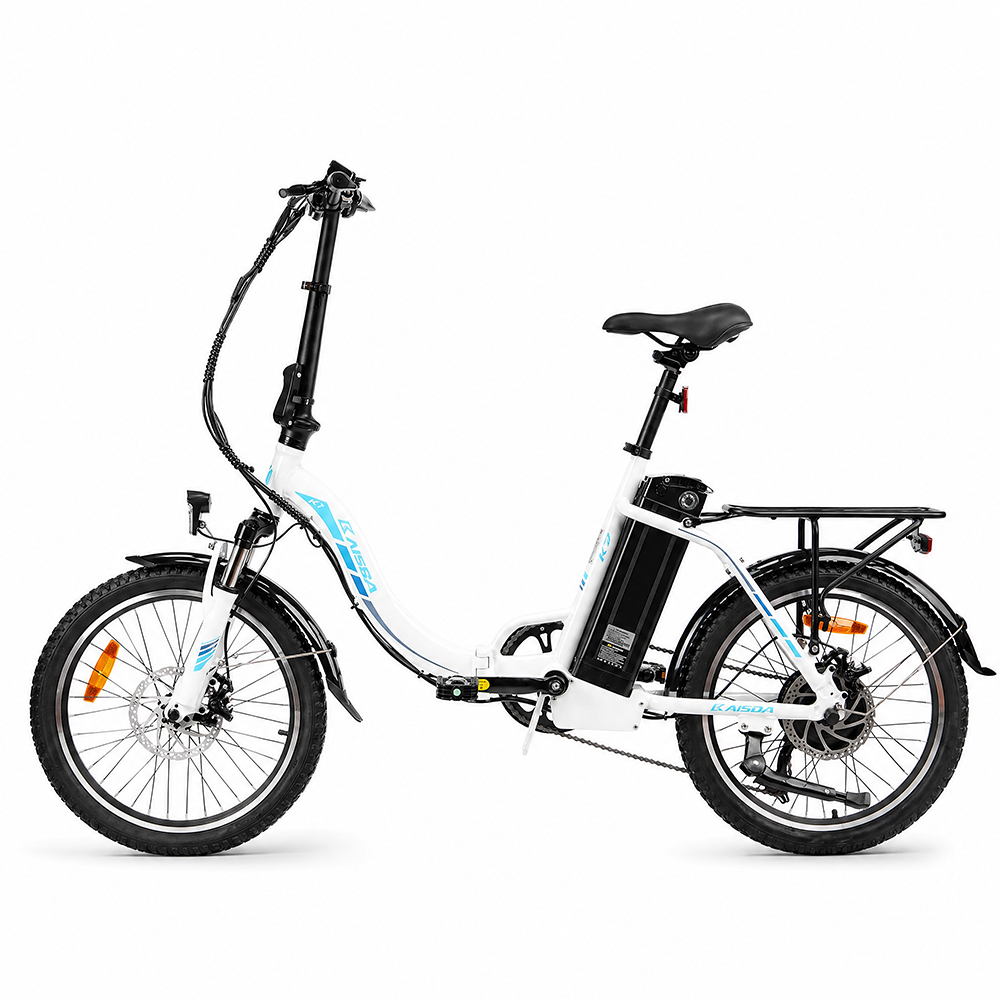 Ein weißes faltbares E-Bike mit schwarzem Sattel, Gepäckträger und Batterie.
