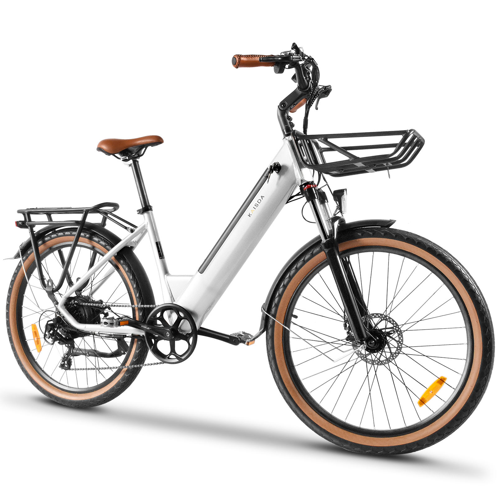 Ein weißes Elektrofahrrad mit braunem Sattel, Ledergriffen und vorderem Korb.