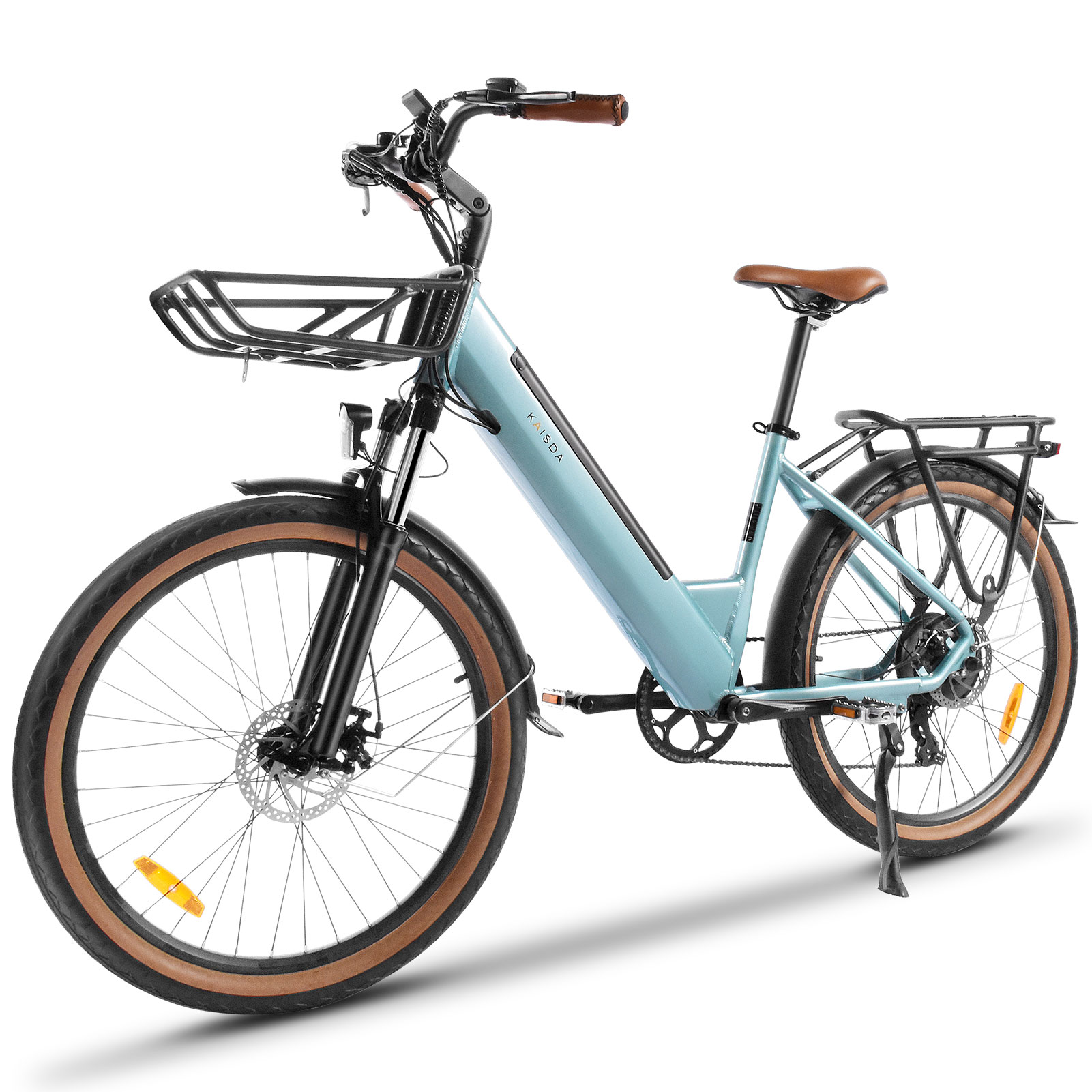 Ein hellblaues E-Bike mit braunem Sattel, Korb und Gepäckträger.