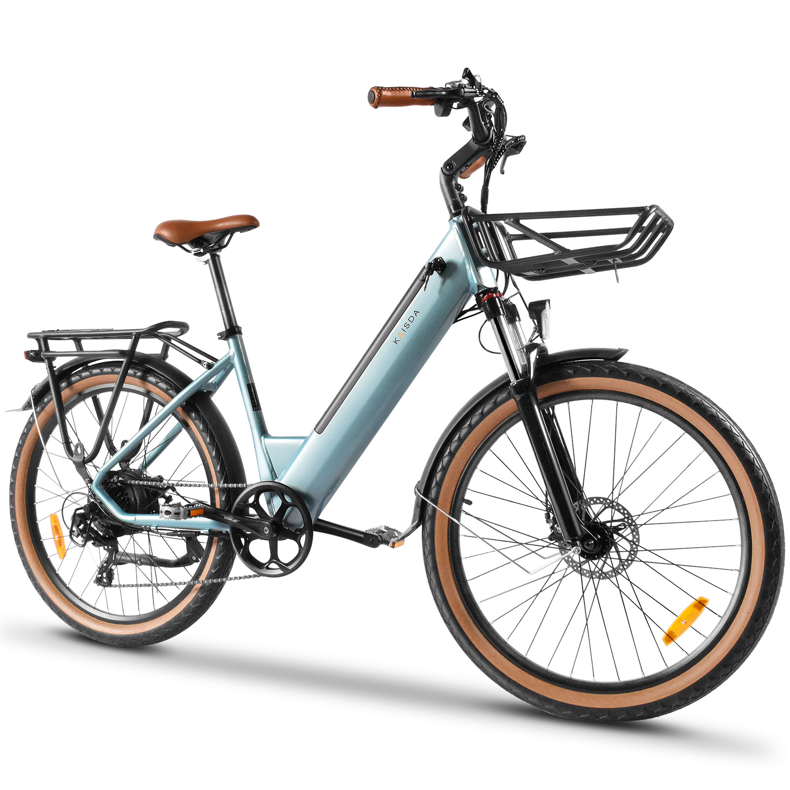 Ein hellblaues E-Bike mit braunem Sattel, Korb und Gepäckträger.