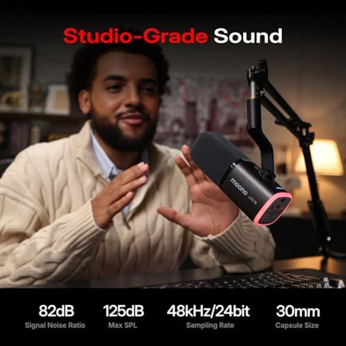 Hombre habla con micrófono, especificaciones de sonido de estudio abajo.