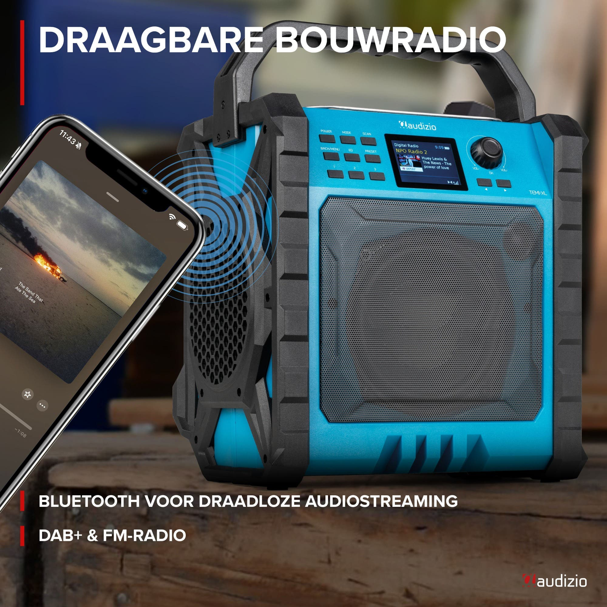 Ein blauer und schwarzer Baustellenradio mit einem Smartphone, das Musik abspielt.