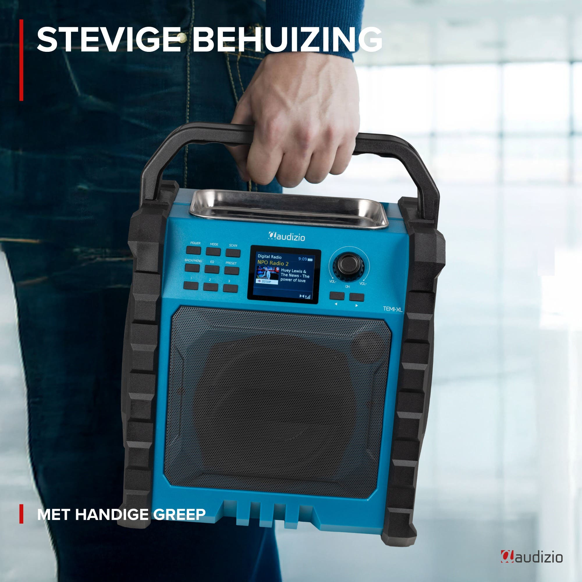 Ein Mann hält ein blaues Audizio TEMI-XL Radio mit Tragegriff.