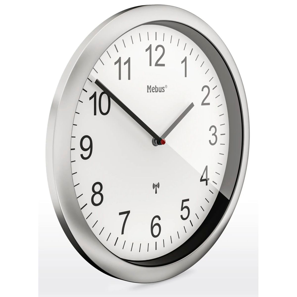 Un orologio da parete rotondo con cornice argentata e quadrante bianco.