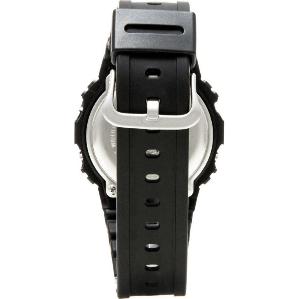 Orologio digitale nero con fibbia argentata su sfondo bianco.