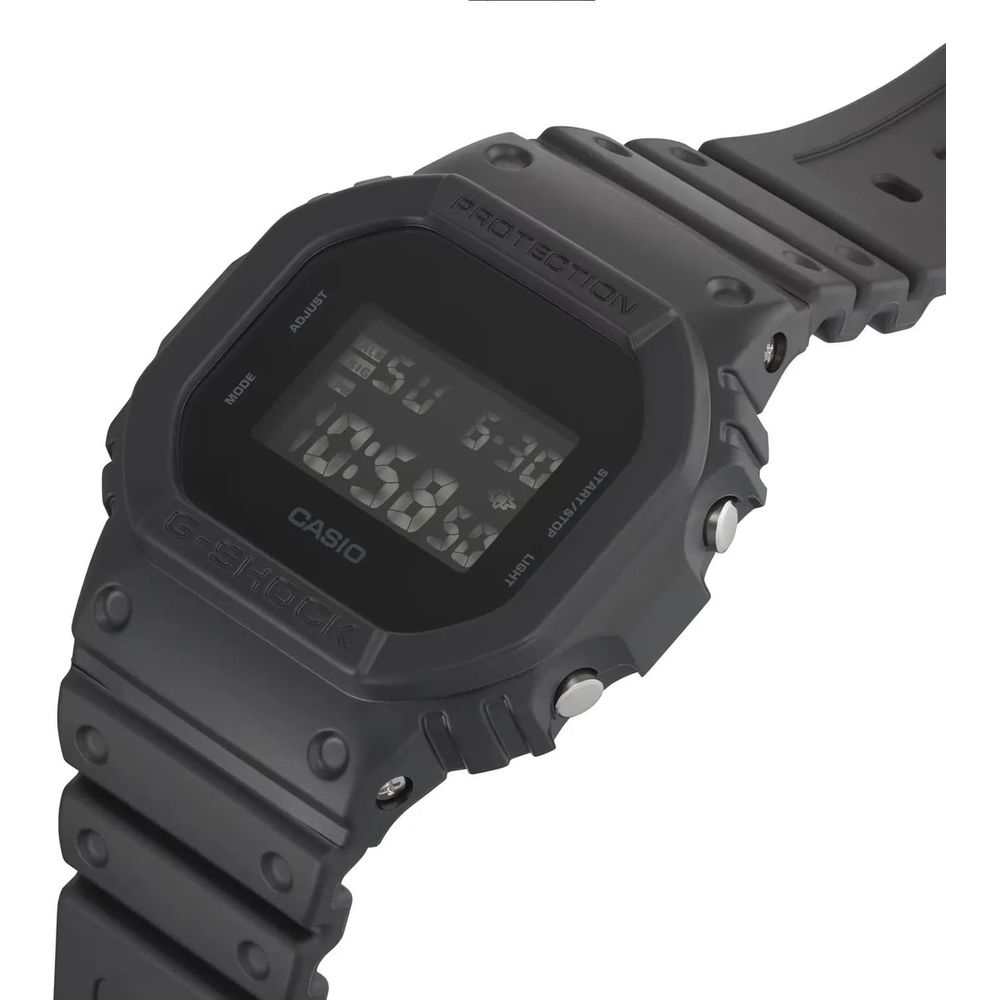 Un orologio Casio G-Shock nero con display digitale che mostra 10:58:50.