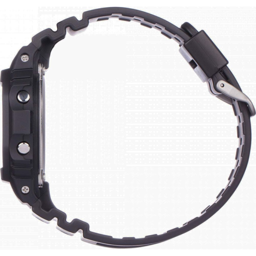 Vista laterale di un orologio digitale nero con fibbia e pulsanti argentati.