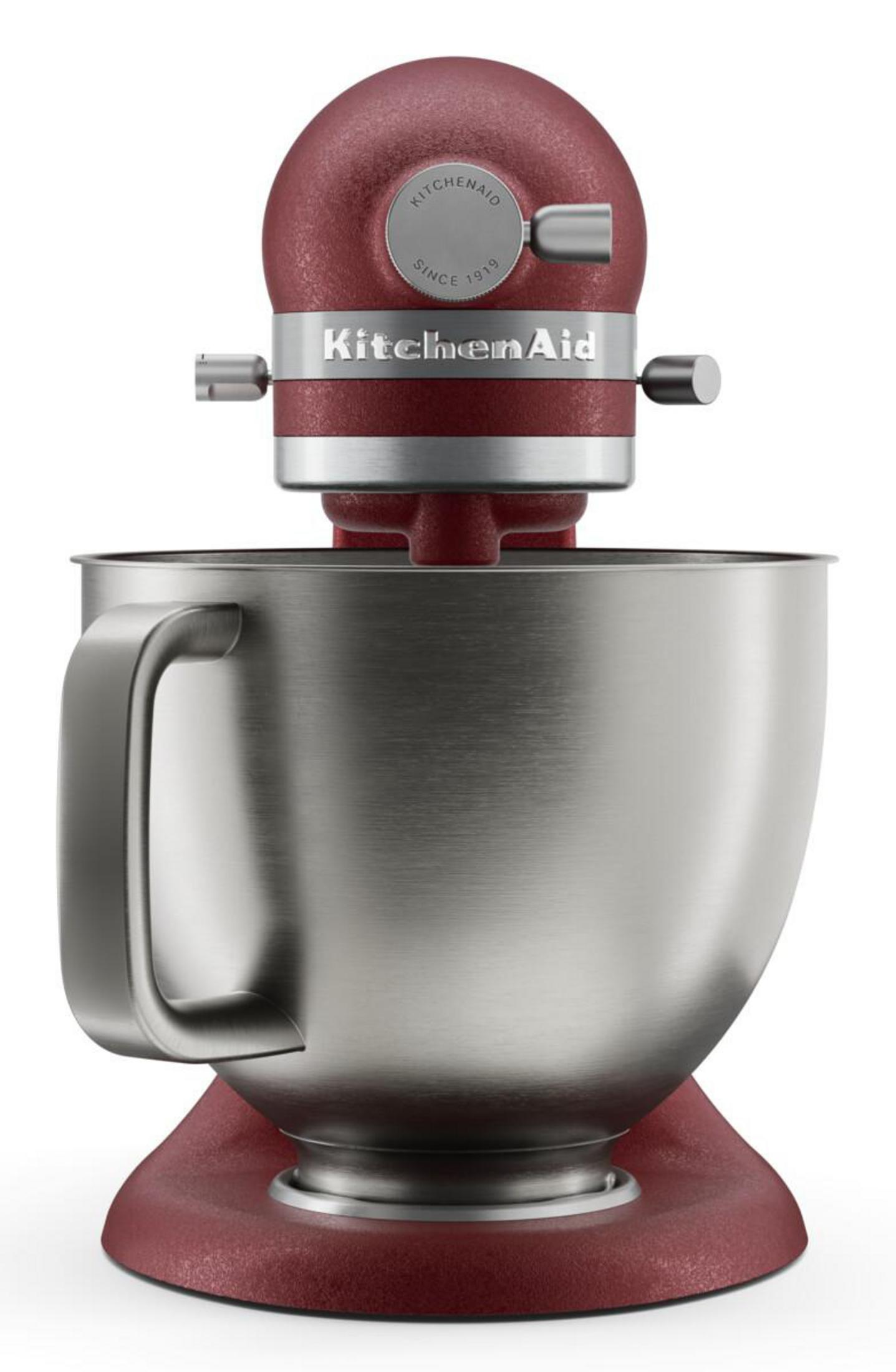 Fırçalanmış metal kase ve gümüş vurgulu kırmızı bir KitchenAid stand mikseri.