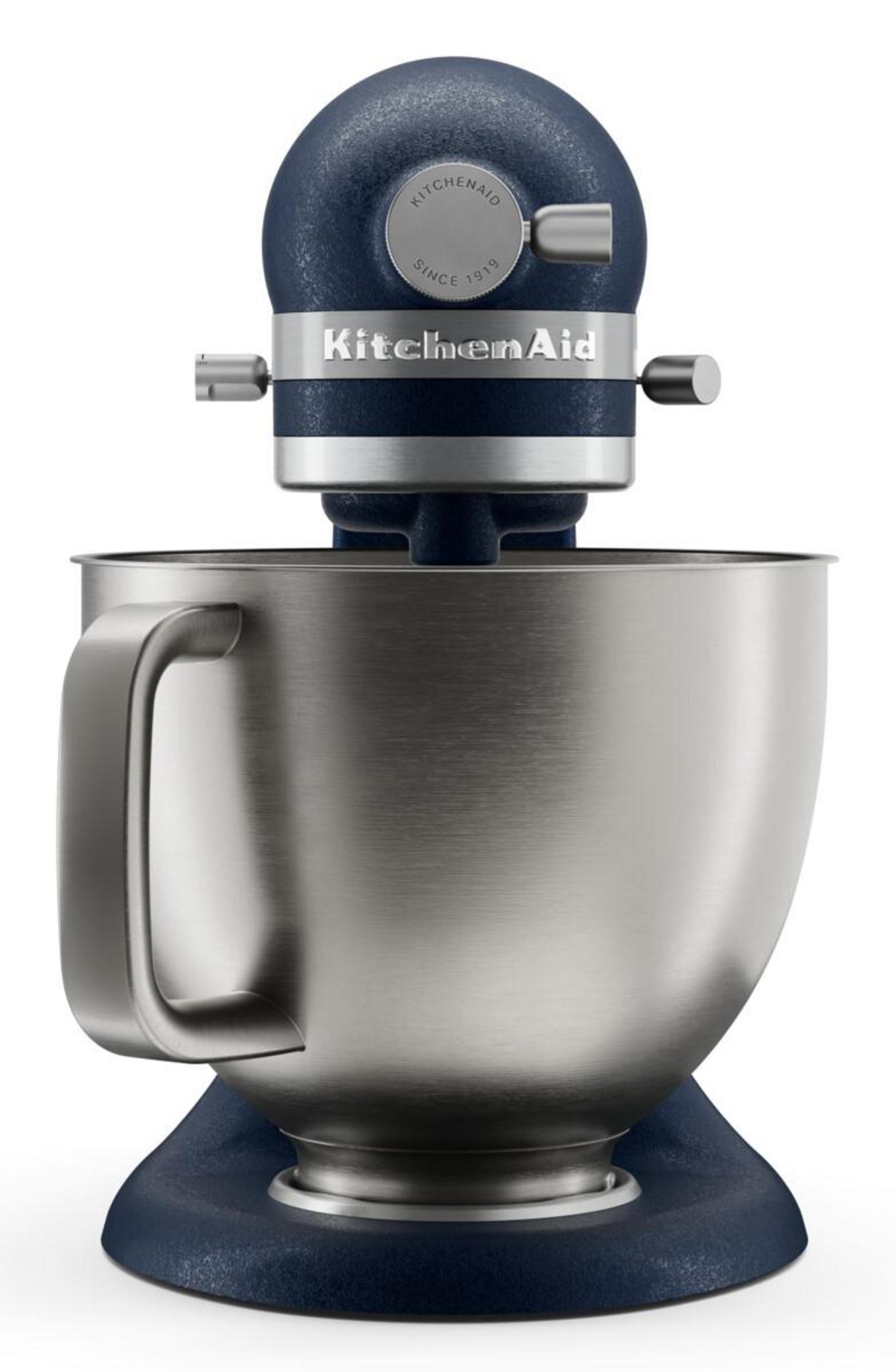 Paslanmaz çelik hazne ve gümüş aksanlı koyu mavi KitchenAid stand mikseri.