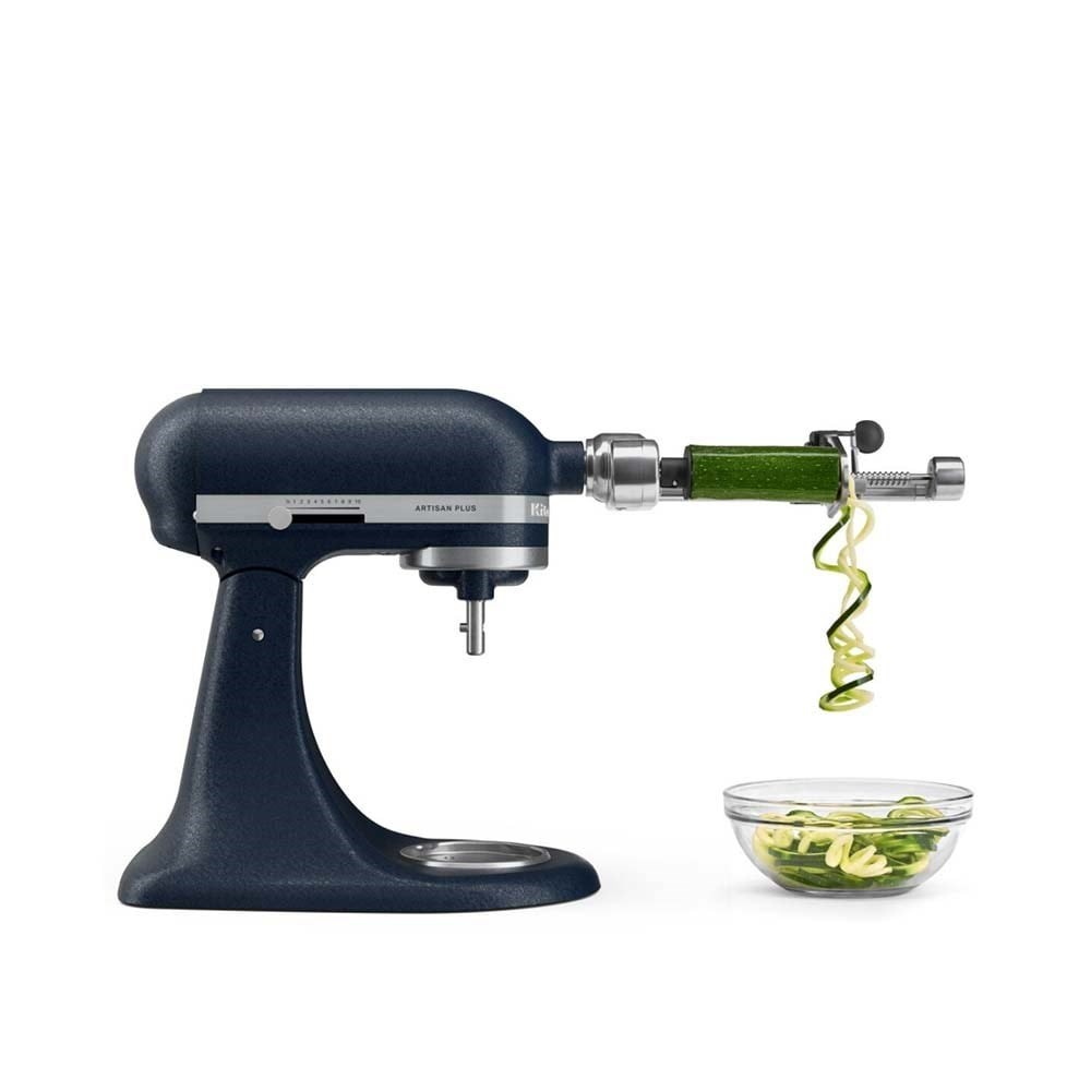 Lacivert stand mikseri, spiralizer aparatı ile bir kaseye kabak eriştesi yapıyor.
