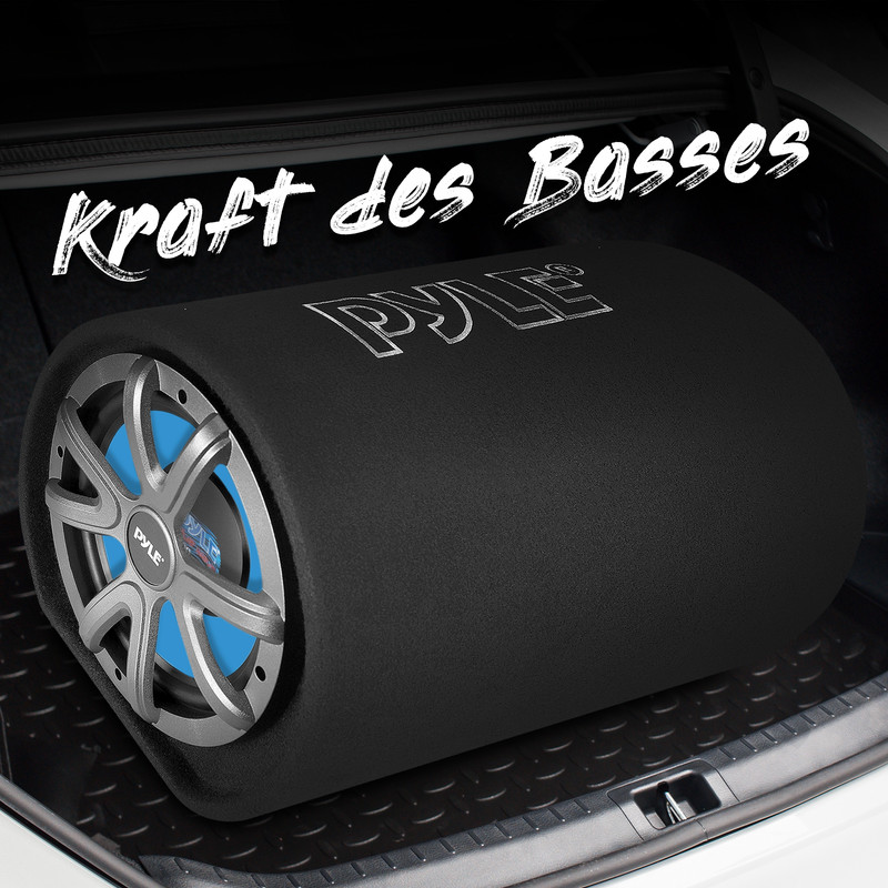 Schwarzer zylindrischer Subwoofer mit blauem Lautsprecher und silbernem Pyle-Logo im Kofferraum.