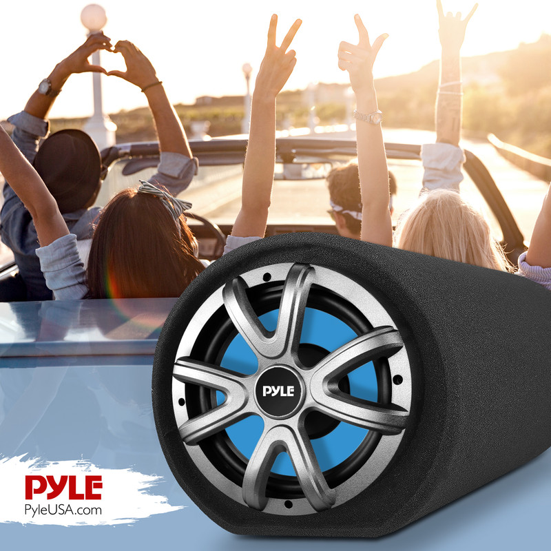 Ein Subwoofer liegt vor einer Gruppe von Freunden in einem Cabrio bei Sonnenuntergang.