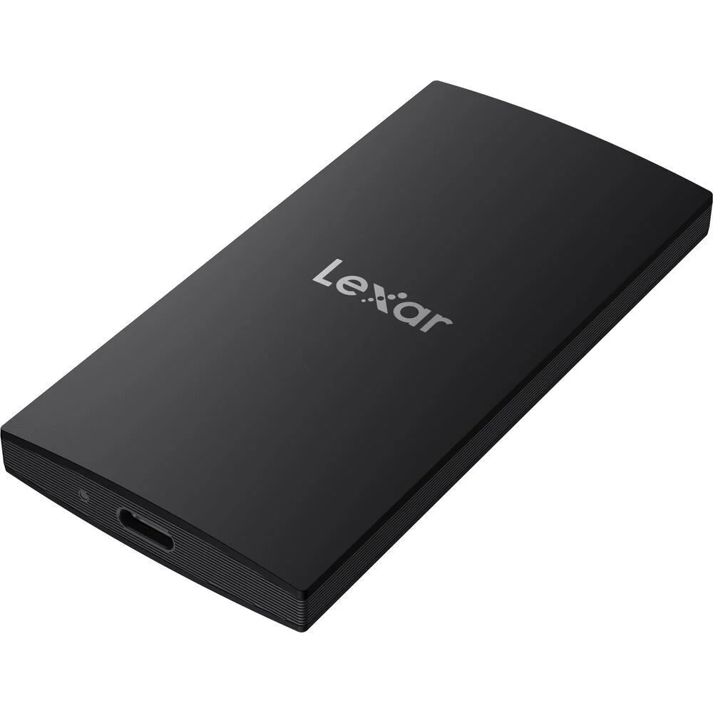 Tek USB-C bağlantı noktasına sahip siyah Lexar harici SSD kutusu.