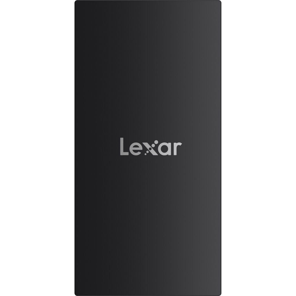 Beyaz arka plan üzerinde gümüş logolu siyah Lexar sabit disk.