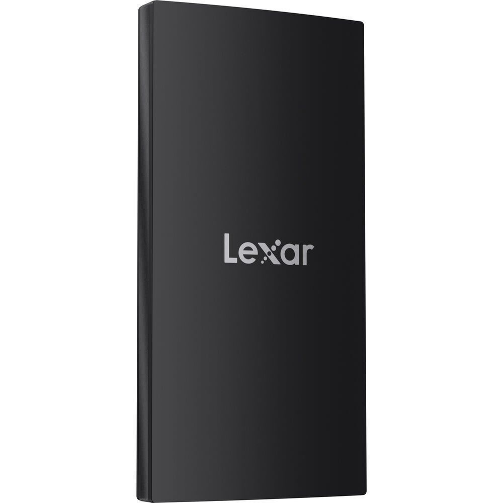 Fırçalanmış metal yüzeyli ve beyaz logolu siyah bir Lexar sürücüsü.