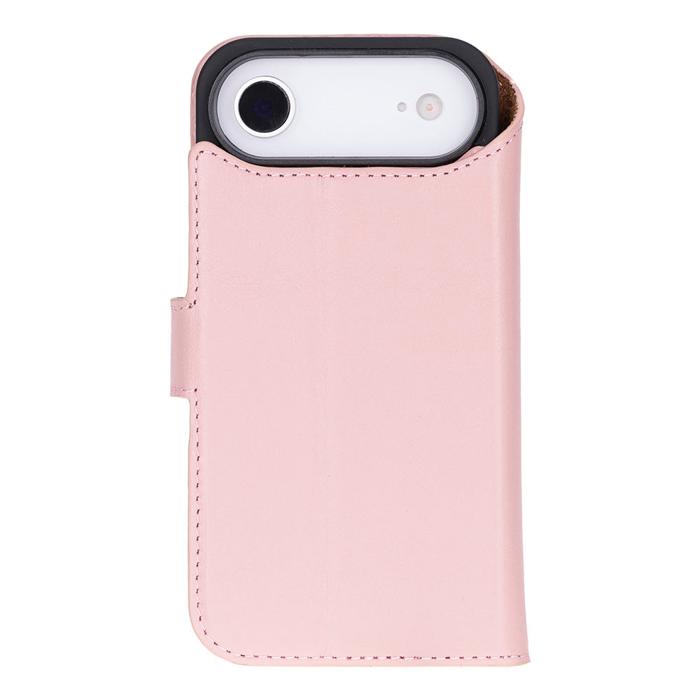 Kamera açıklığı olan pembe deri telefon kılıfı.