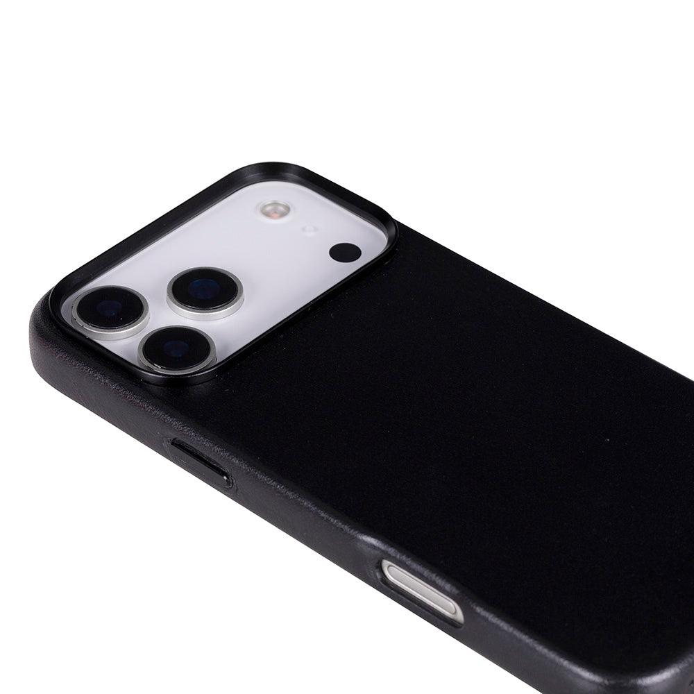 Üç kamera lensi ve flaşa sahip siyah iPhone kılıfının arkası.