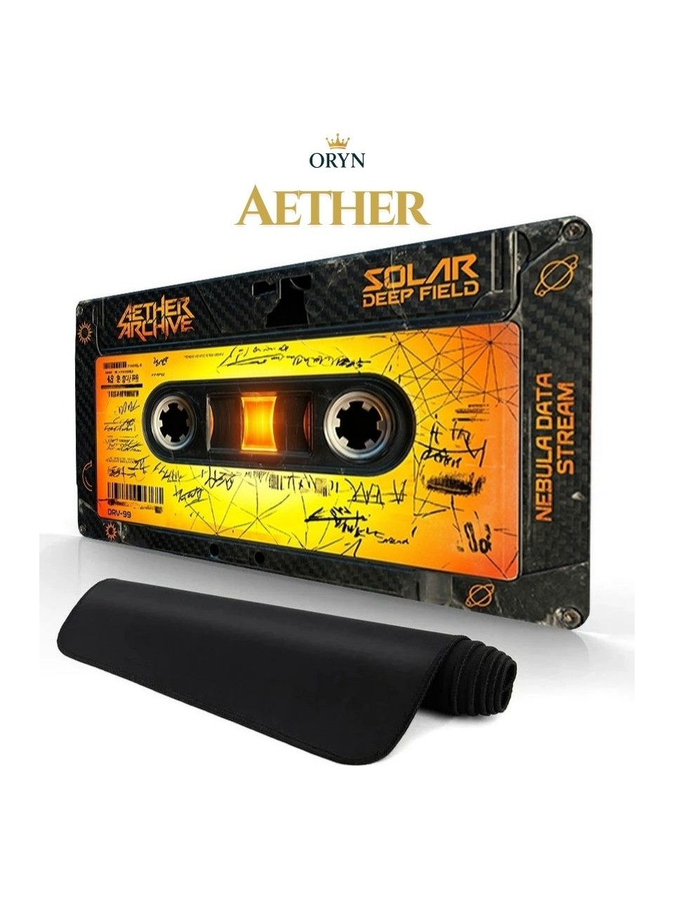 'AETHER' etiketli, sarı ve turuncu tasarımlı kaset. Yanında siyah fare altlığı duruyor.