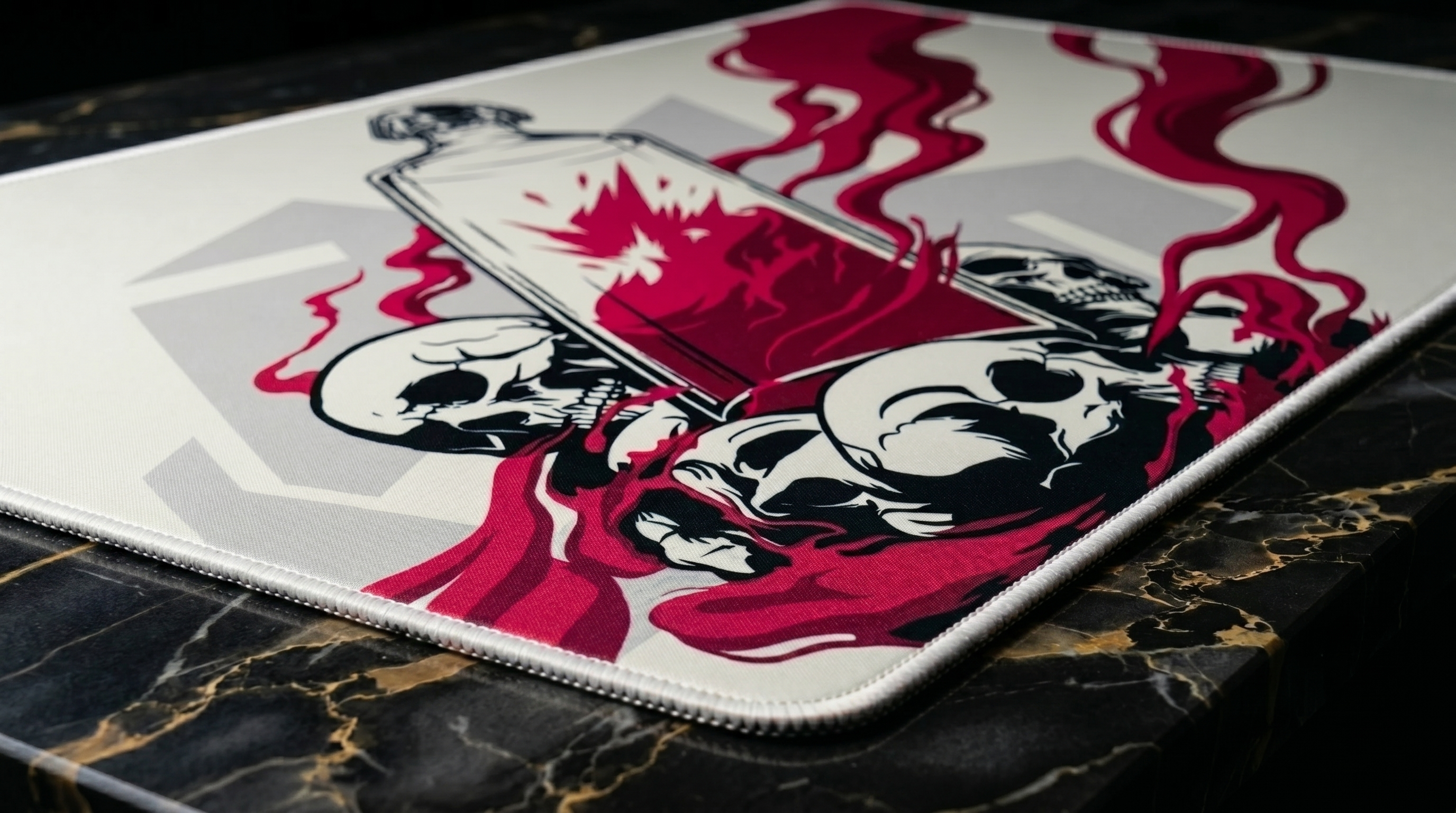 Şişe tasarımlı, kuru kafa ve kırmızı sıvı içeren mousepad.