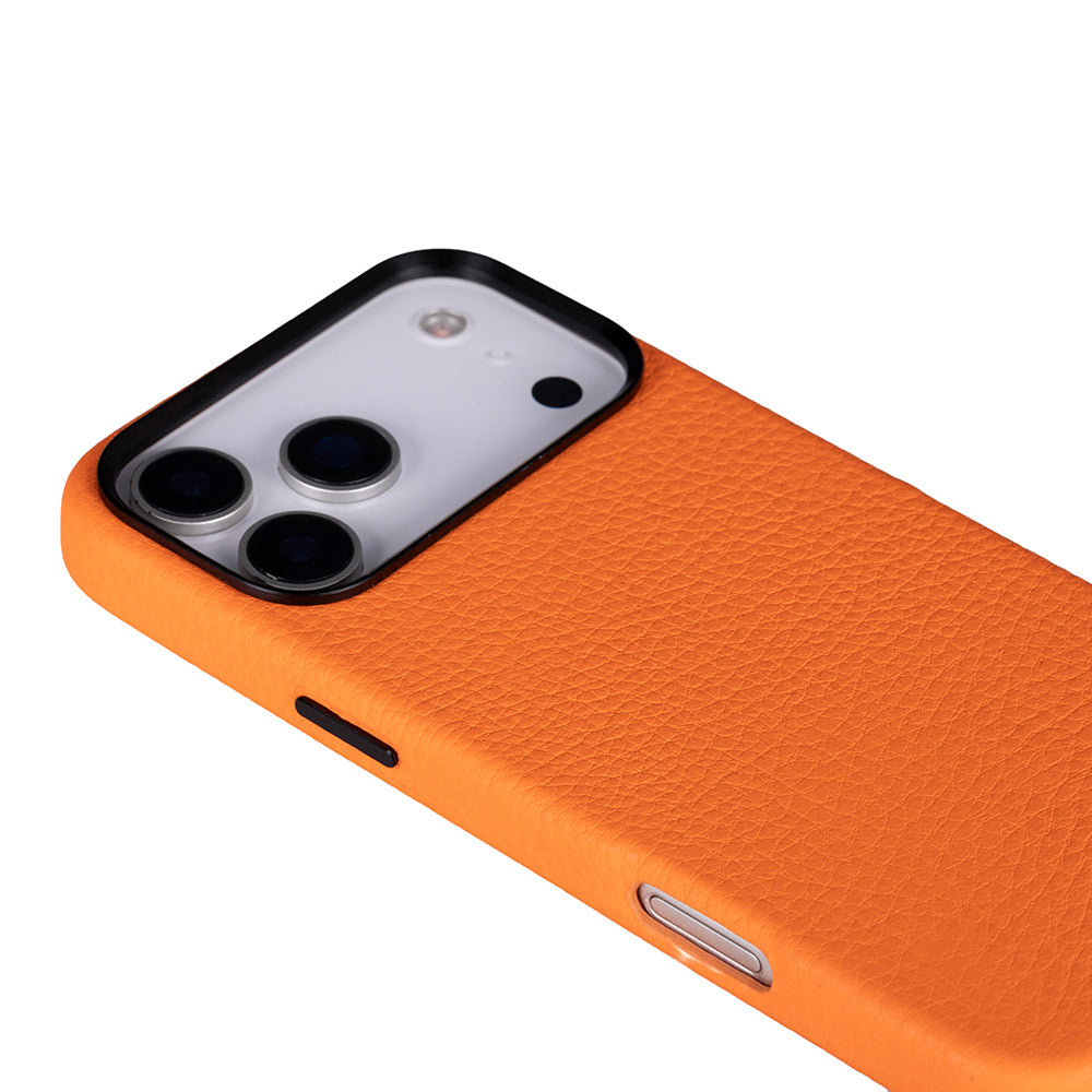 Görünür kamera lensli ve dokulu turuncu telefon kılıfı.