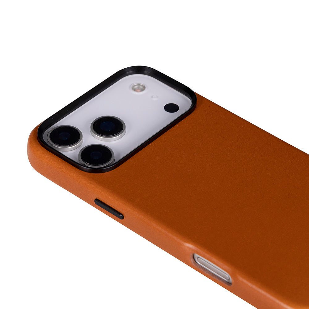 Turuncu telefon kılıfı, beyaz arka planda üçlü kamera ve flaş.