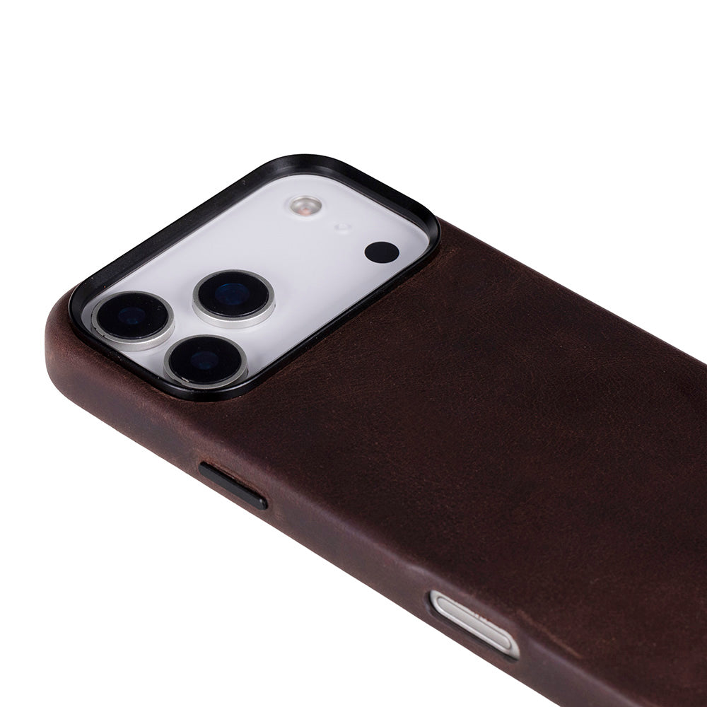 Kamera modülüne sahip koyu kahverengi deri telefon kılıfı.