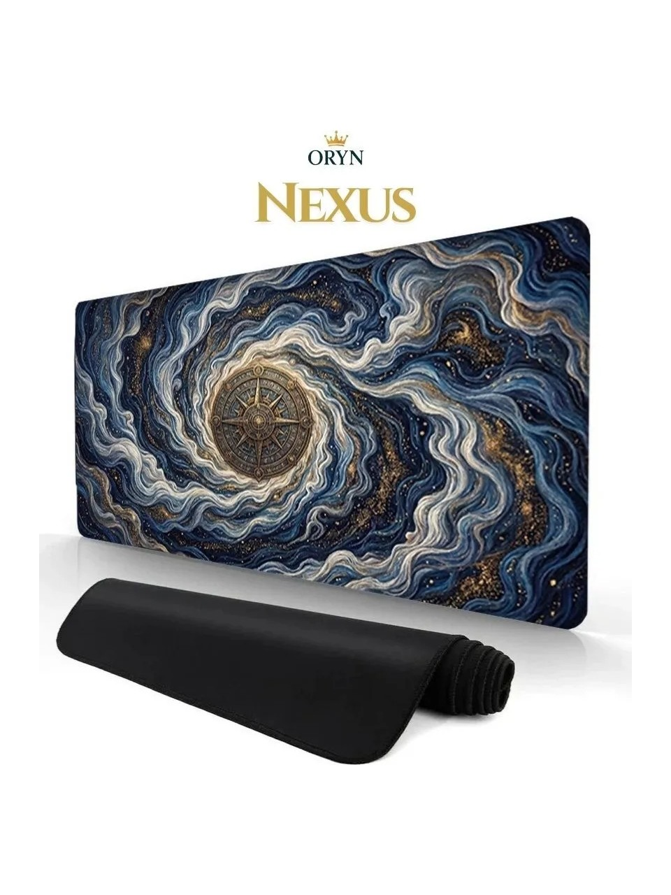 Pusula tasarımlı mavi ve altın rengi galaksi temalı mousepad. Altında siyah, rulo yapılmış mousepad bulunur.