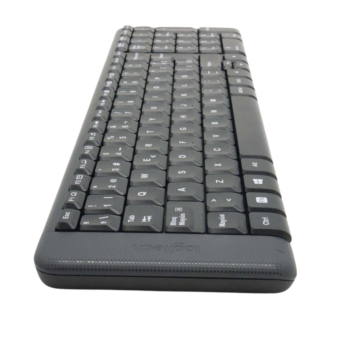 Un teclado Logitech negro con letras blancas sobre fondo blanco.