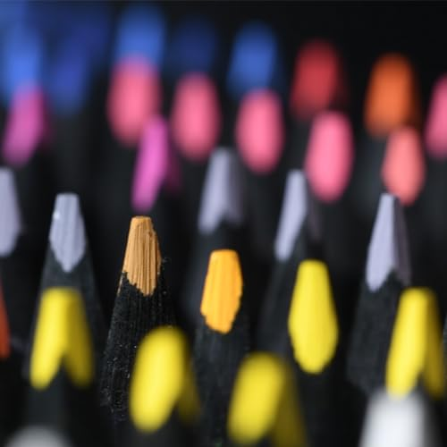 Nahaufnahme von bunten Bleistiftspitzen in verschiedenen Farben wie Gelb, Orange, Lila und Blau.