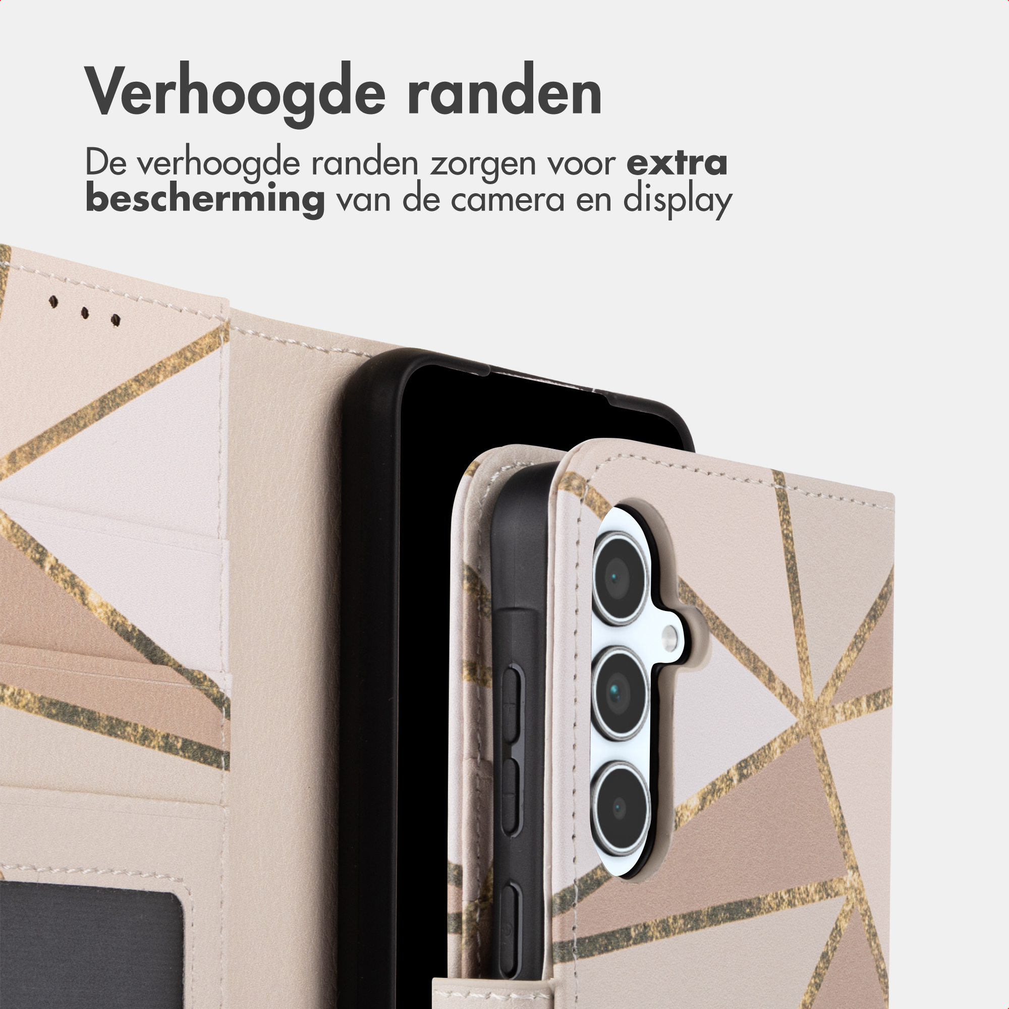 Un telefono in una custodia con motivo geometrico, primo piano.