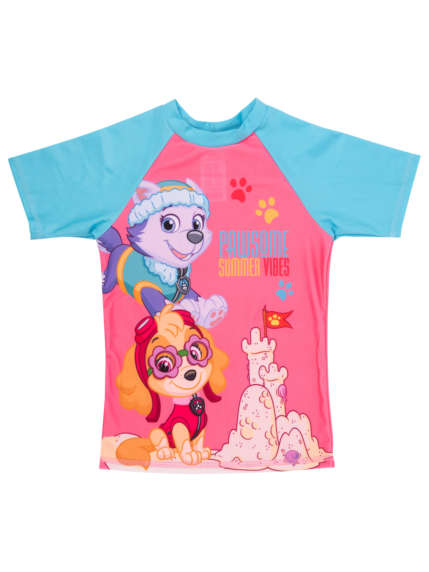 Ein rosa T-Shirt mit blauen Ärmeln und Paw Patrol-Motiv. Zwei Hunde und eine Sandburg sind abgebildet.
