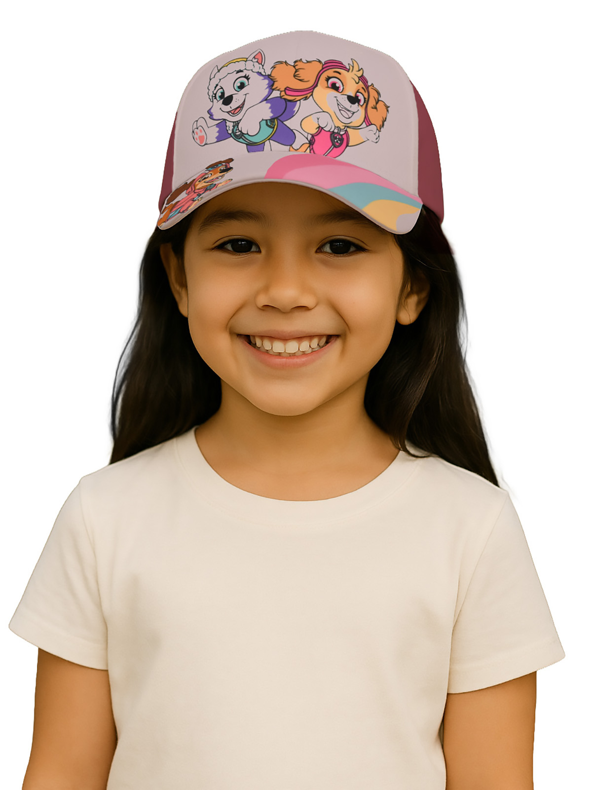 Ein lachendes Mädchen trägt eine Kappe mit Paw Patrol-Figuren und ein cremefarbenes T-Shirt.