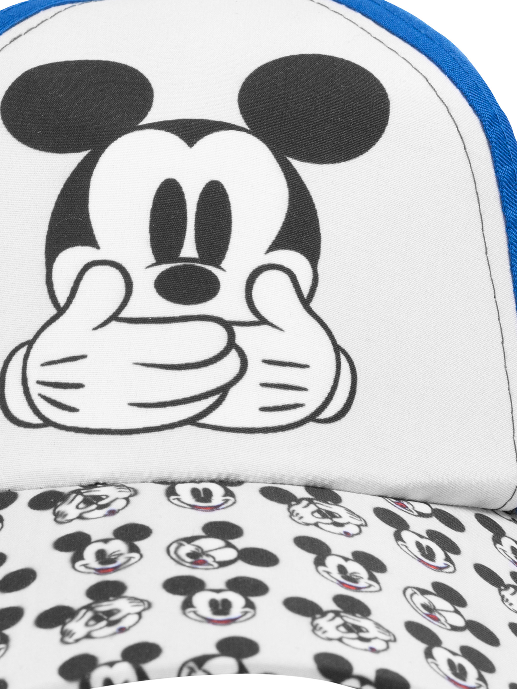 Eine weiße Kappe mit Mickey-Maus-Motiv und blauem Rand.