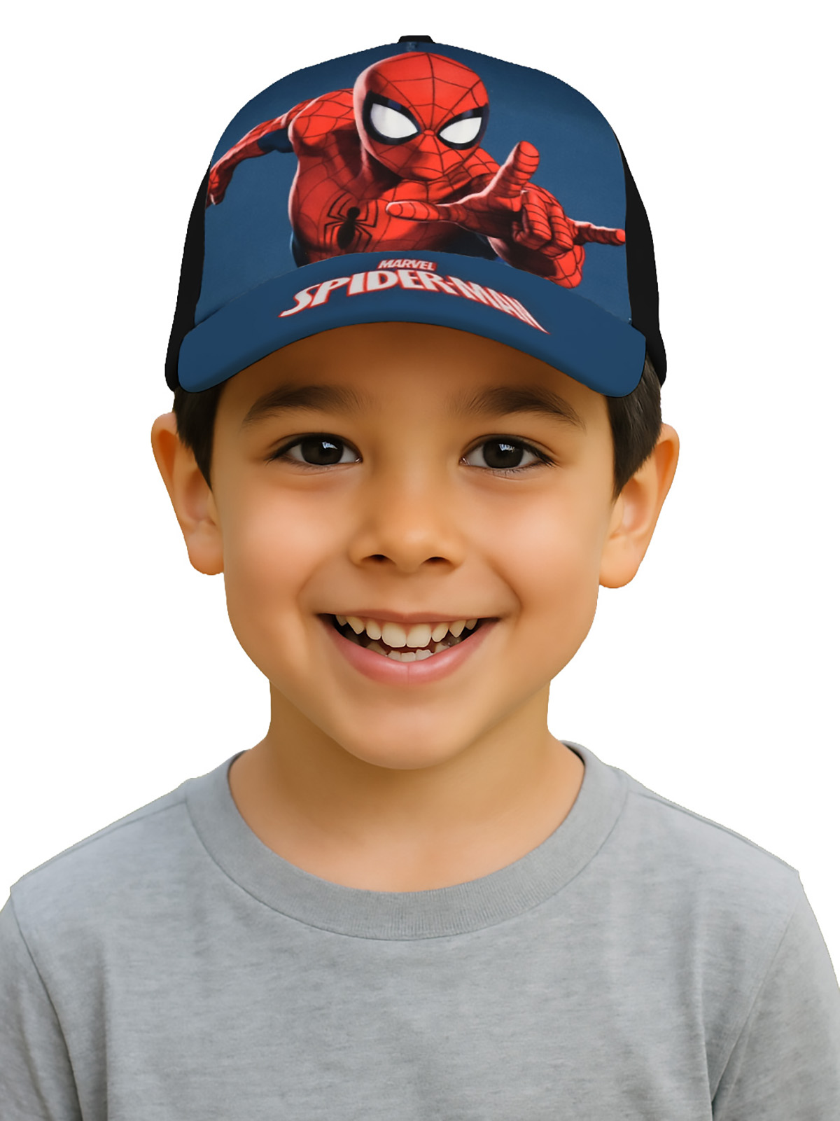 Ein Junge trägt eine blaue Kappe mit Spiderman-Aufdruck und lächelt.
