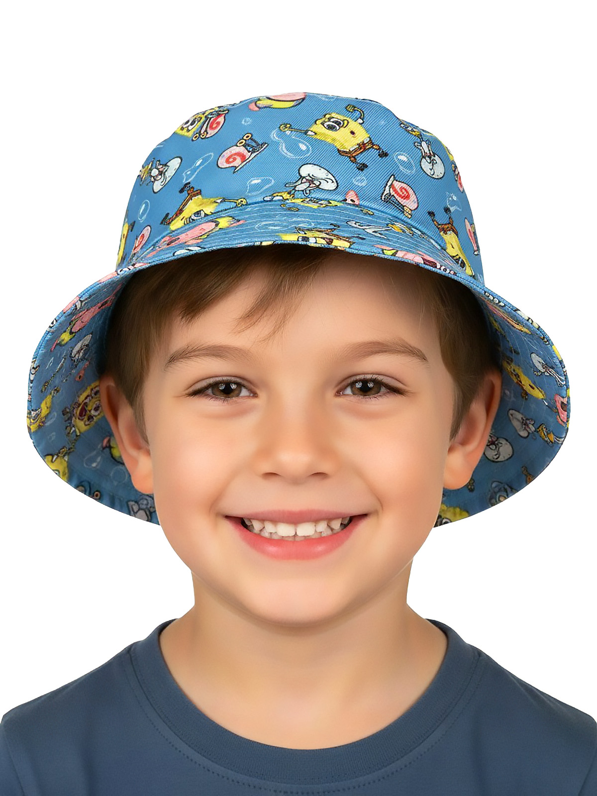 Ein Junge mit einem blauen Hut mit Spongebob-Motiv, der lächelt.