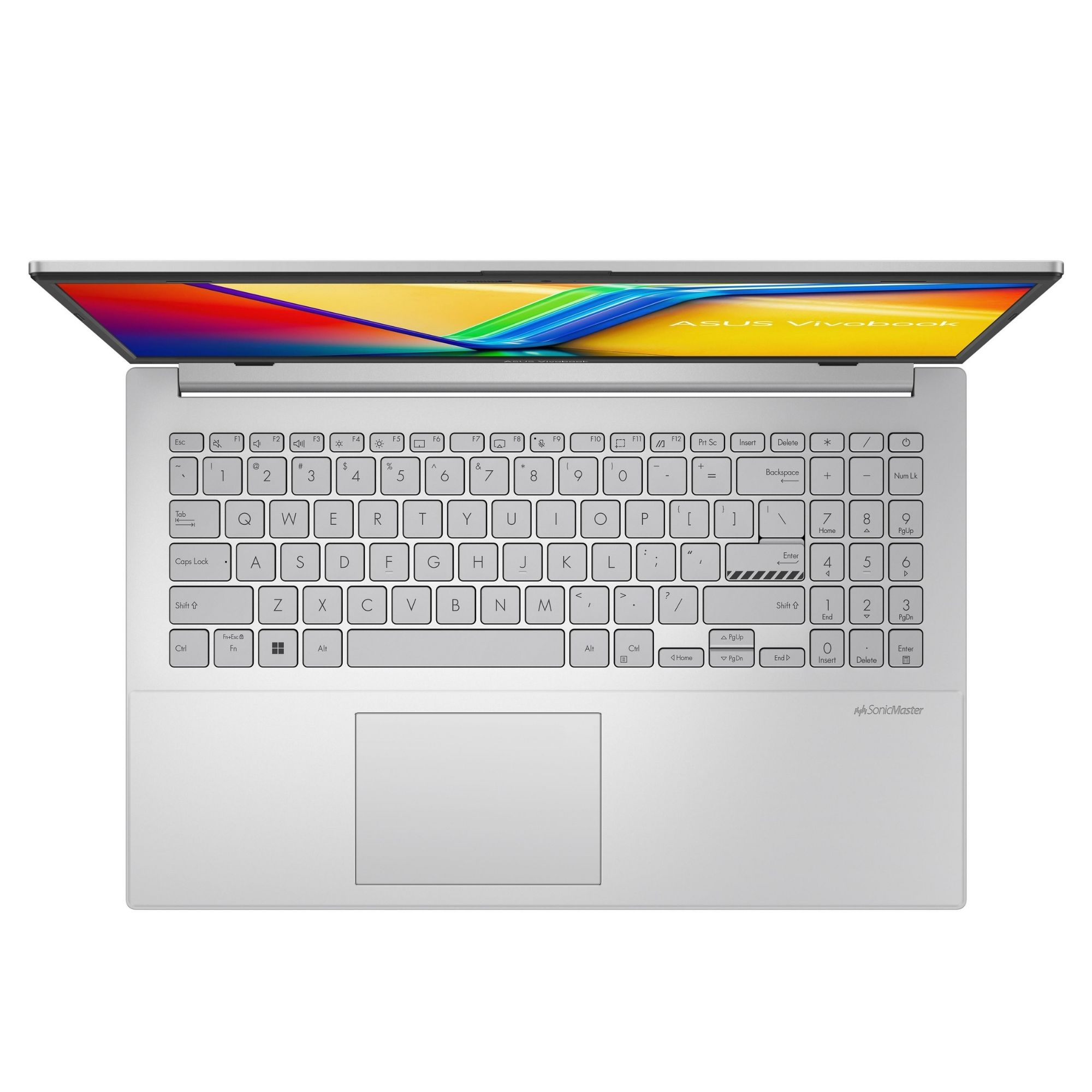 Gümüş rengi laptop açık ekranıyla beyaz zeminde duruyor.