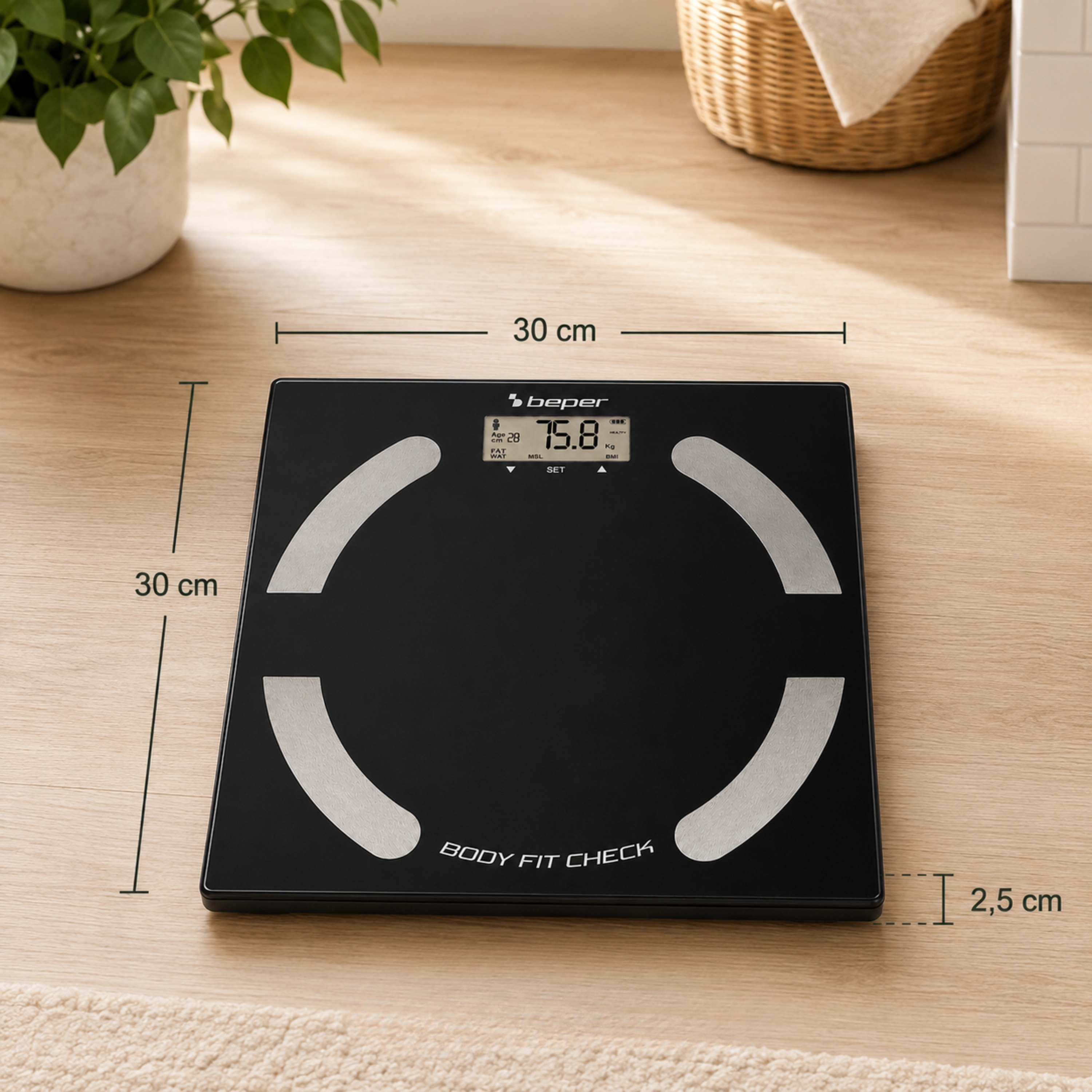 Bilancia pesapersone nera con display, 30x30 cm, alta 2,5 cm, su pavimento in legno.