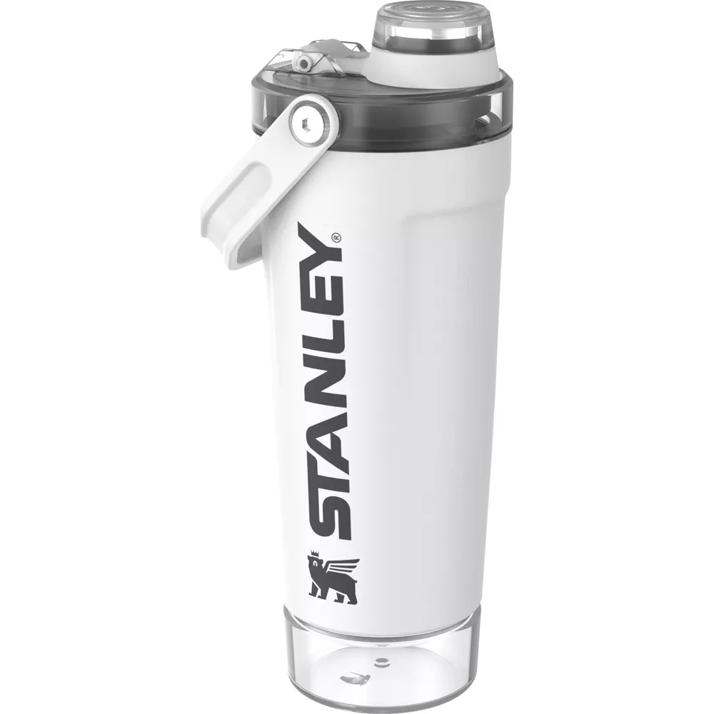 Şeffaf tabanlı ve gri kapaklı beyaz bir Stanley shaker.