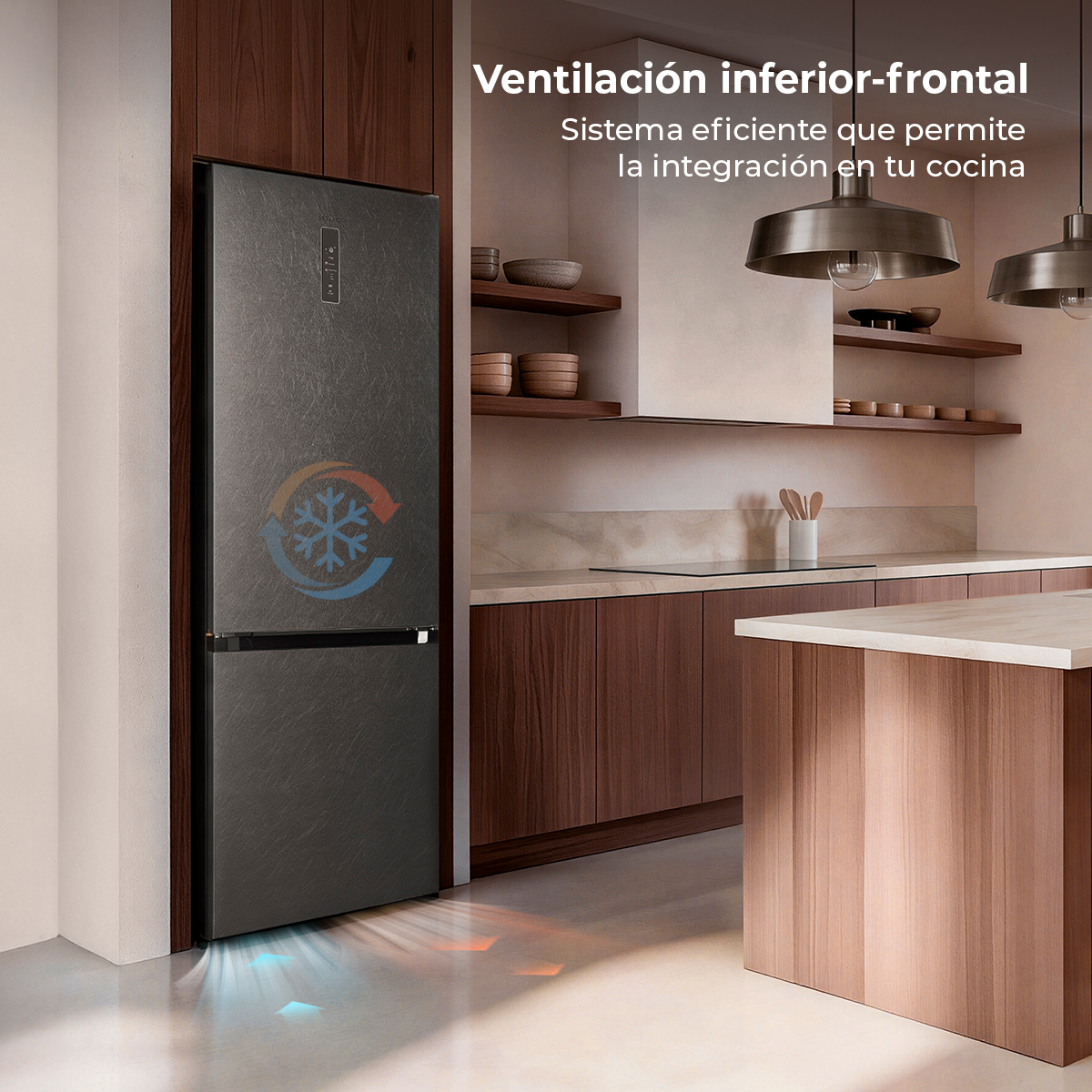 Frigorifero nero moderno in una cucina con elementi in legno e cappa aspirante.