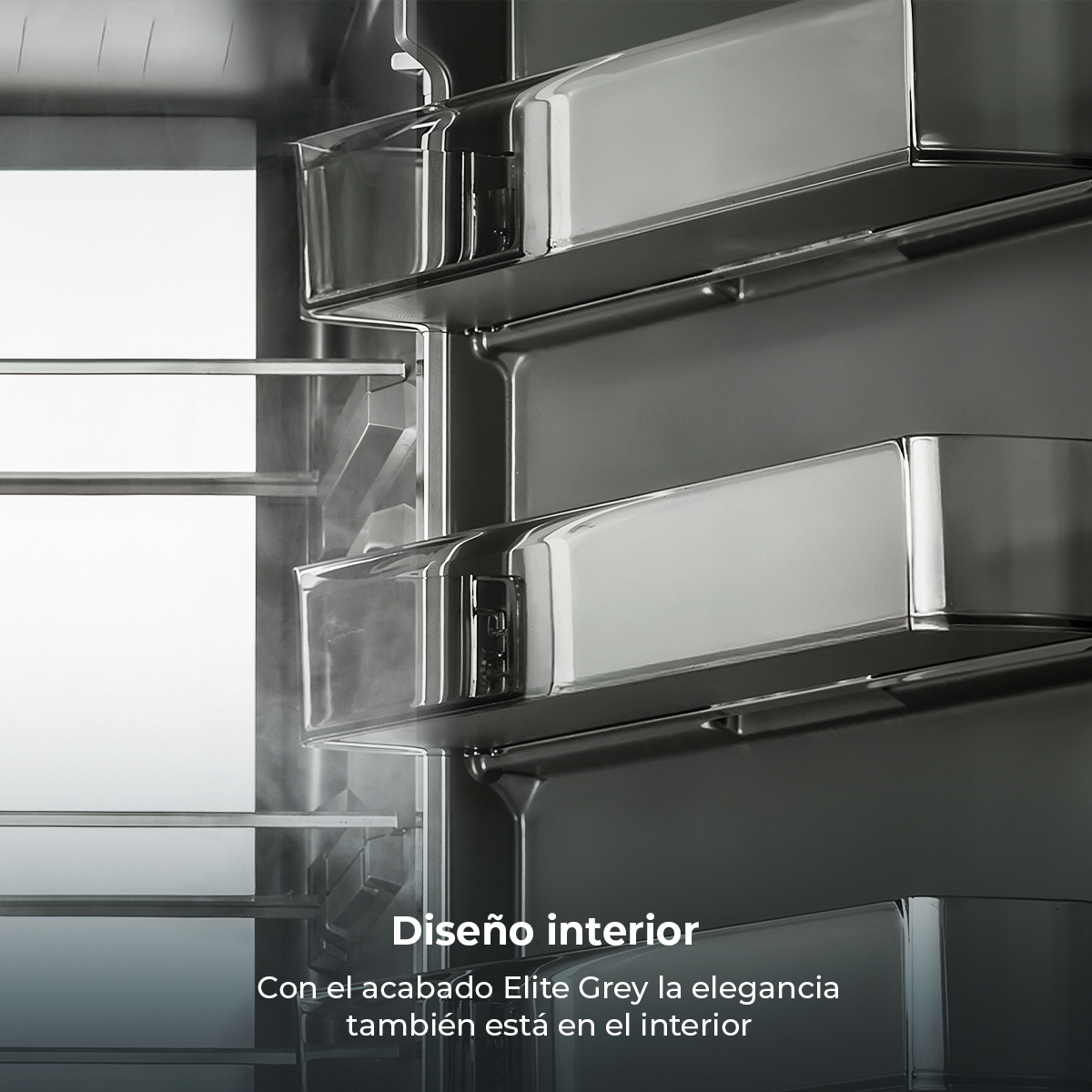 Interior de un refrigerador con estantes de vidrio y cajones en acabado Elite Grey.